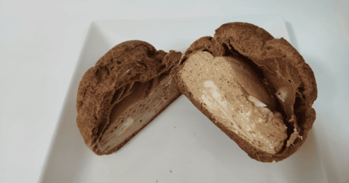 大きなチョコシューの断面