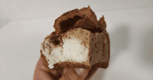 大きなチョコシューの断面アップ