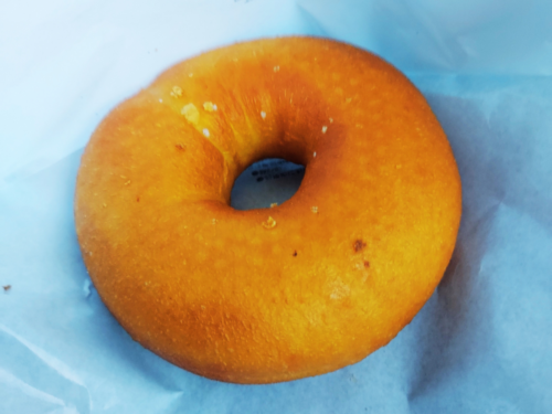 お店で揚げたシュガードーナツ