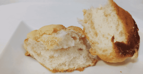 ファミマ「ファミマ・ザ・メロンパン」を手でちぎった様子