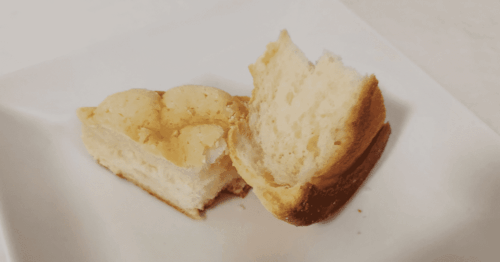 ローソン「ふわサクっ！メロンパン」を手でちぎった様子