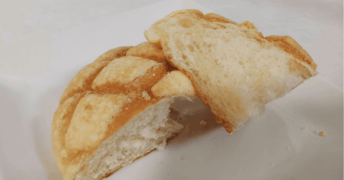 セブンイレブン「ふんわりメロンパン」を手でちぎった様子